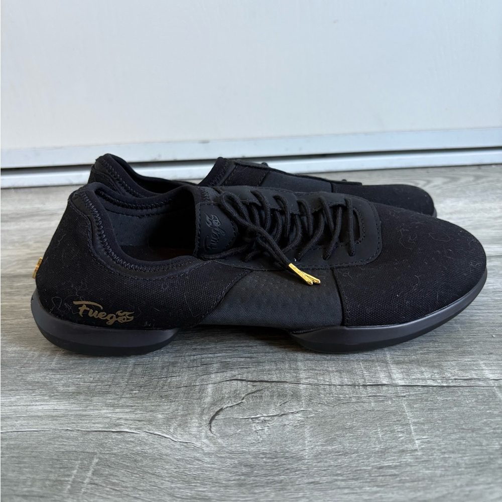 Stylish Fuego all-black split-sole dance sneaker with gold aglets - Picture 5 of 6